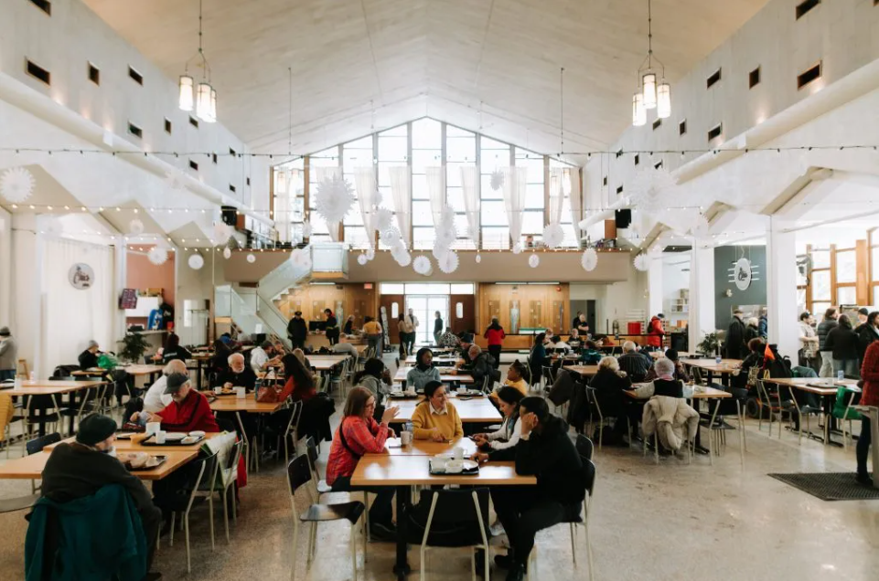 Travail en équipe au Chic Resto Pop, entreprise d’insertion membre du CEIQ