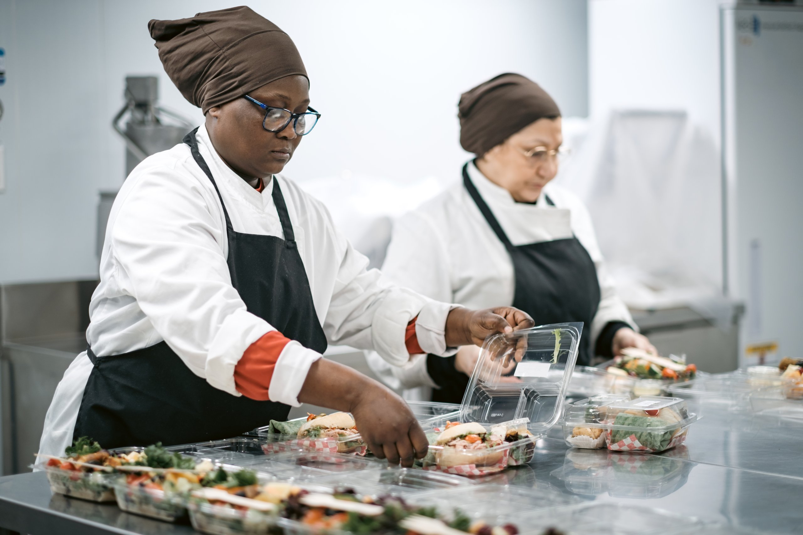 Personne en formation dans le secteur de la restauration chez Petites-Mains